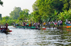কোটালীপাড়ায় বিশ্বকর্মা পূজা উপলক্ষে আনন্দমুখর নৌকাবাইচ 
