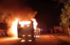 গভীর রাতে পার্কিং করা বাসে আগুন 