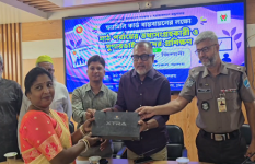 ‘নারীদের সম্মান বৃদ্ধির জন্য প্রধানমন্ত্রী তাদের নামে ফ্যামিলি কার্ড দিয়েছে’