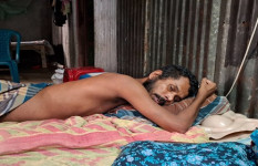 স্বাভাবিক জীবনে ফেরার আকুতি ভ্যানচালক আনোয়ারের