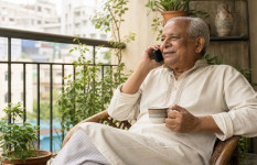 হাতে স্মার্টফোন, কাটছে কি বয়স্কদের নিঃসঙ্গতা?