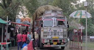 হিলি বন্দর  দিয়ে ফের পেঁয়াজ আমদানি শুরু, কমেছে দাম