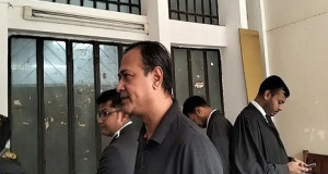 বিদেশি মদ রাখার মামলায় আদালতে আসিফ আকবর