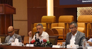 ‘গর্তে পড়া অর্থনীতি টেনে তোলার সংগ্রামে লিপ্ত সরকার’