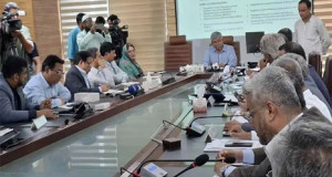 ‘৩ বছরে ৪০০ পোশাক কারখানা বন্ধ হয়ে গেছে’