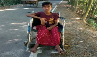 নাজমুলকে বাঁচাতে মানুষের দ্বারে দ্বারে ঘুরছে অসহায় বাবা-মা