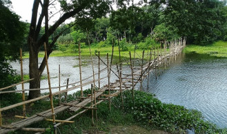 ভাঙা-নড়বড়ে বাঁশের সাঁকো, ঝুঁকিপূর্ণ চলাচল