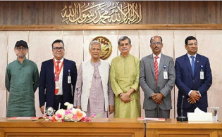 ‘স্বৈরাচার প্রথম পাতা মেলার আগেই যেন তাকে ধরে ফেলা যায়’