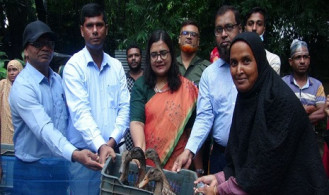 ফরিদপুরে চরাঞ্চলের ১৩০ খামারি পরিবারের মাঝে হাঁস বিতরণ