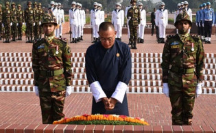 স্মৃতিসৌধে শ্রদ্ধা জানালেন ভুটানের প্রধানমন্ত্রী