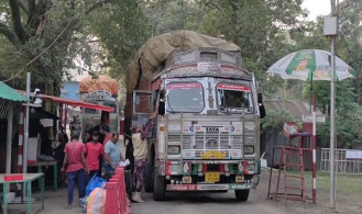 হিলি বন্দর  দিয়ে ফের পেঁয়াজ আমদানি শুরু, কমেছে দাম
