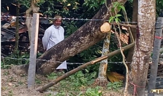 কালিগঞ্জে অবরুদ্ধ সুনীল মণ্ডলের পরিবারের পাশে দাঁড়ালেন অতিরিক্ত জেলা প্রশাসক 