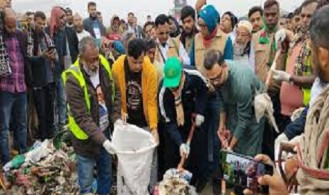 ৩০০ ফুট থেকে বর্জ্য পরিষ্কার করছে ঢাকা উত্তর বিএনপি