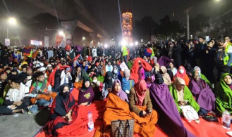 শাহবাগে আন্দোলনকারীদের কম্বল দিলো ইনকিলাব মঞ্চ