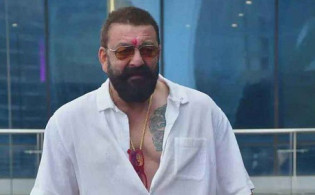 পাপারাজ্জিদের ‘জোর করে’ মদ খাওয়াতেন সঞ্জয় দত্ত