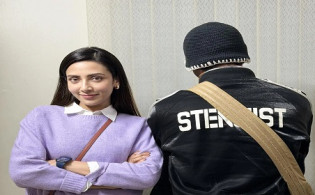 ‘পরবর্তী কাজ আসছে, অনুমান করুন আমার সঙ্গে কে?’