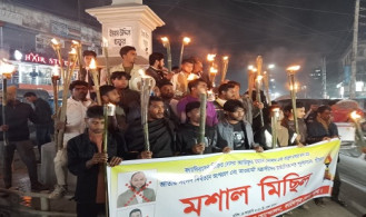 ফরিদপুরে বৈষম্যবিরোধী ছাত্র আন্দোলনের উদ্যোগে মশাল মিছিল