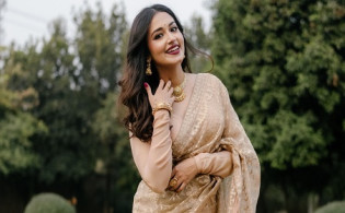 মায়ের শাড়িতে তাসনিয়া ফারিণ, ফেরালেন শৈশবের স্মৃতি