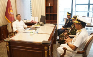 প্রধানমন্ত্রীর সঙ্গে তিন বাহিনী প্রধানের সাক্ষাৎ