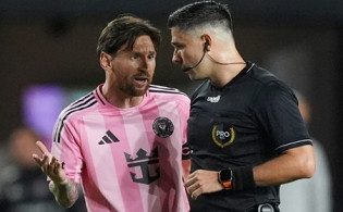 রেফারির দিকে তেড়ে গেলেও শাস্তি পাচ্ছেন না মেসি