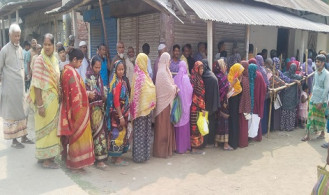 রাজারহাটে টিসিবি পণ্য নিতে দীর্ঘ লাইন, ভোগান্তিতে সাধারণ মানুষ