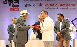 গুণীজনদের হাতে একুশে পদক তুলে দিলেন প্রধানমন্ত্রী