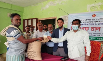 পাংশায় জাটকা সংরক্ষণে জেলেদের মাঝে ভিজিএফ চাল বিতরণ 
