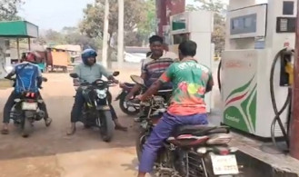 মোটরসাইকেলে ১০০ টাকার বেশী তেল জুটছে না বড়াইগ্রামে 