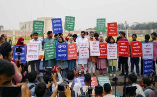 রাষ্ট্রপতিকে অভিশংসনসহ ৩ দাবিতে সংসদের সামনে এনসিপির অবস্থান
