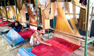 এবারের ঈদে ঈশ্বরদীর বেনারসী পল্লীতে নেই কর্মচাঞ্চল্য