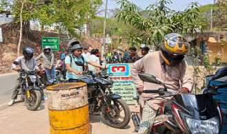 কাপ্তাইয়ে জ্বালানি তেলের তীব্র সংকট, পাম্পে মোটরসাইকেলের দীর্ঘ সারি নিয়ন্ত্রণে পুলিশ