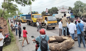 জ্বালানী তেল না পেয়ে  ঢাকা-খুলনা মহাসড়ক অবরোধ