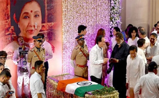 শ্রদ্ধা-ভালোবাসায় আশা ভোঁসলেকে শেষ বিদায়