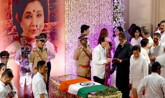 শ্রদ্ধা-ভালোবাসায় আশা ভোঁসলেকে শেষ বিদায়