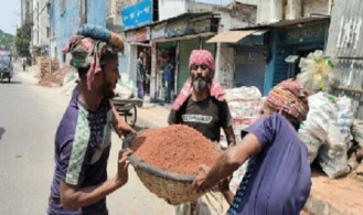 বৈশাখের প্রথম দিনেই তাপপ্রবাহ, হাঁপিয়ে উঠছেন শ্রমিকেরা
