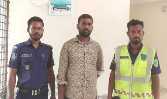 পুলিশ পরিচয় দিয়ে আটক পিকআপ চালক