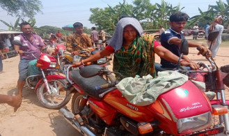শ্যামনগরে ছেলের গাড়ীর পেট্রোল নিতে জন্য দীর্ঘ লাইনে মা