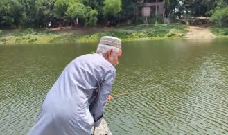 ফরিদপুরে কুমার নদের উপর সেতু না থাকায় রশি টেনে পারাপার