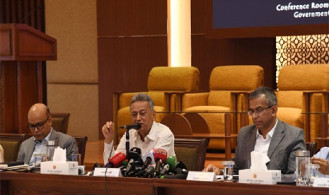 ‘গর্তে পড়া অর্থনীতি টেনে তোলার সংগ্রামে লিপ্ত সরকার’