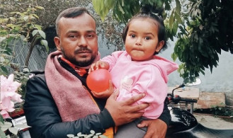 বজ্রপাতে প্রাণ গেল বাবার, কোল থেকে ছিটকে প্রাণে বাঁচলো মেয়ে