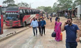 দৌলতদিয়ায় ঝুঁকি নিয়ে যাত্রীসহ ফেরিতে উঠছে বাস
