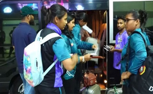 ইতিহাস বদলাতে দেশ ছাড়লো নারী ক্রিকেট দল
