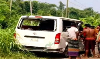 অ্যাম্বুলেন্স-বাসের মুখোমুখি সংঘর্ষে স্ত্রী ও চালক নিহত