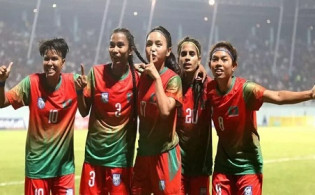 শিরোপা হাতছাড়া হওয়ার পর আগের সাফ জেতা পুরস্কার পেলেন নারী ফুটবলাররা