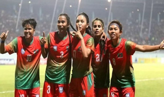 শিরোপা হাতছাড়া হওয়ার পর আগের সাফ জেতা পুরস্কার পেলেন নারী ফুটবলাররা