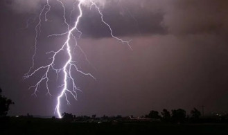 নড়াইলে মাঠে গরুকে পানি খাওয়াতে গিয়ে বজ্রপাতে কৃষকের মৃত্যু 