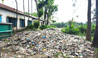 বঙ্গতাজ তাজউদ্দীন স্কুলের জানালা ঘেঁষে ময়লা, ভোগান্তিতে শিক্ষার্থীরা