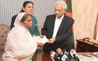 ভাইরাল লাইলী বাউলকে ৩ লাখ টাকা দিলেন সংস্কৃতি মন্ত্রী