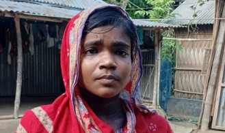 প্রতিবন্ধকতা জয় করে উচ্চ মাধ্যমিক পরীক্ষার হলে বৈশাখী 