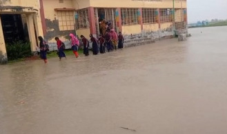 শ্যামনগরে বিদ্যালয়ের মাঠে জলাবদ্ধতা, শিক্ষার্থীদের দুর্ভোগ